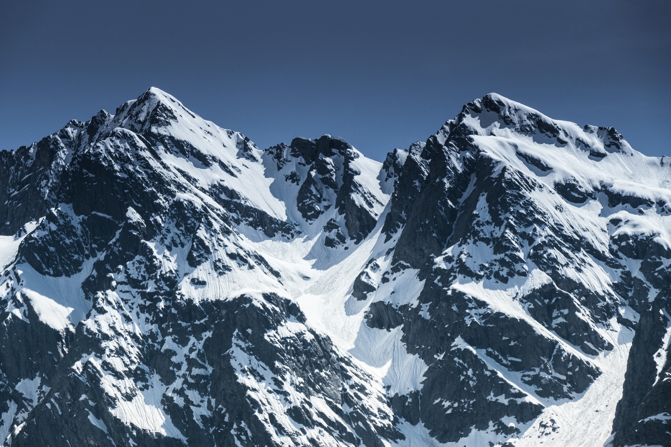 Chaîne de montagnes enneigée