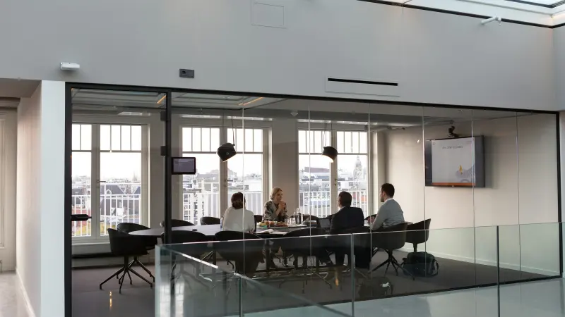 Salle de réunion vitrée dans un immeuble de bureaux