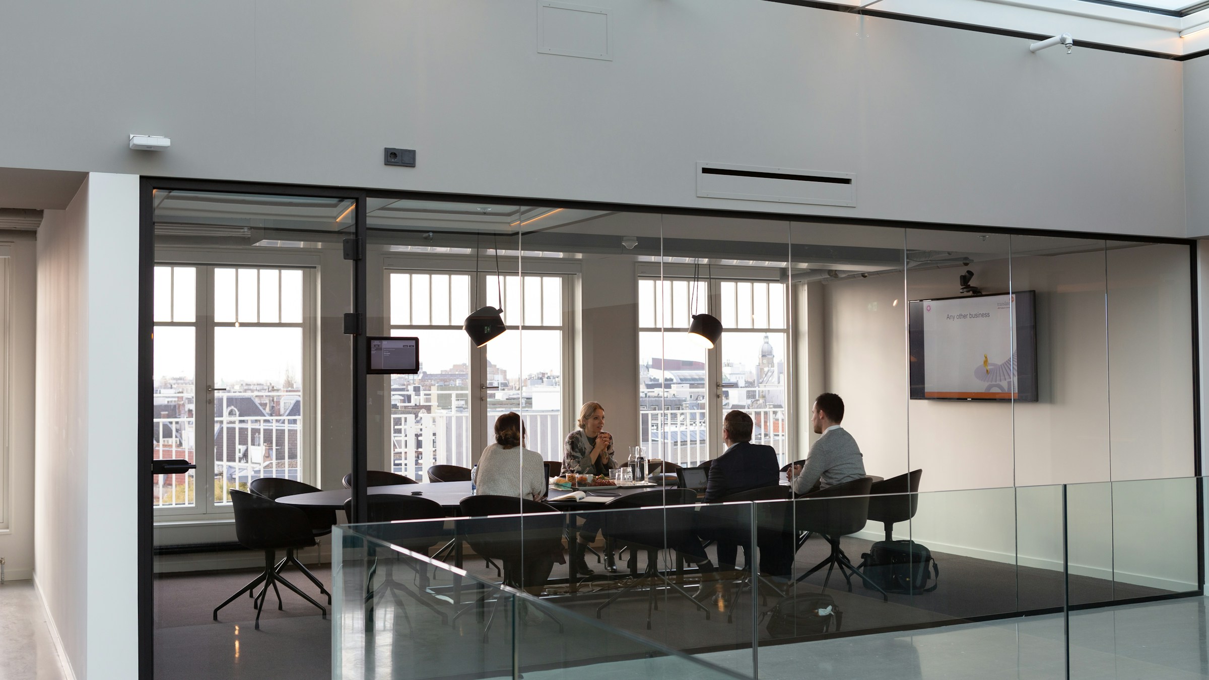 Salle de réunion vitrée dans un immeuble de bureaux moderne