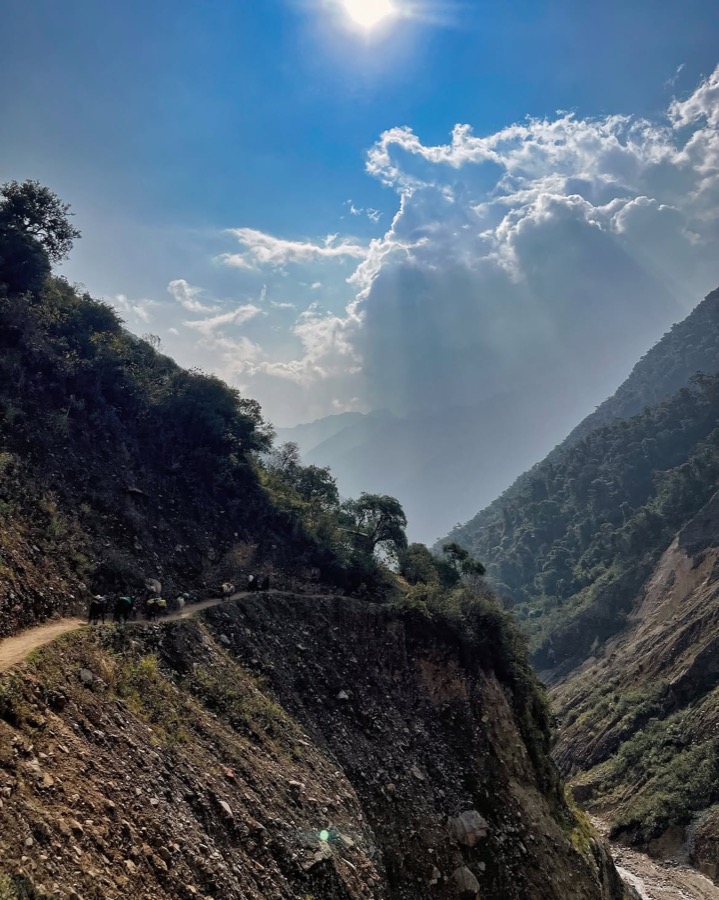 Chemin de trek dans les montagnes vers le Machu Picchu, Pérou, avant l'ascension finale