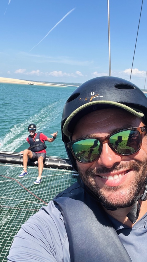 Matthieu Valade à la barre d'un Extreme 40 de course, à 25 nœuds sur le Bassin d'Arcachon